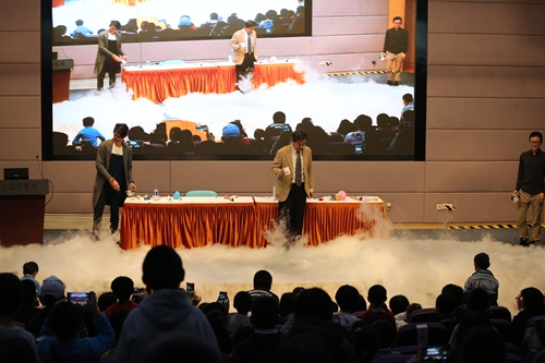 孙维新教授及团队进行科学表演.jpg
