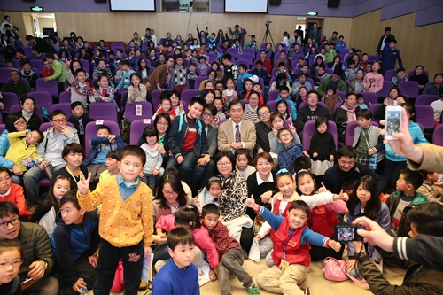 孙维新教授与现场观众合影留念.jpg