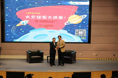 王小明馆长为孙维新教授颁证.jpg